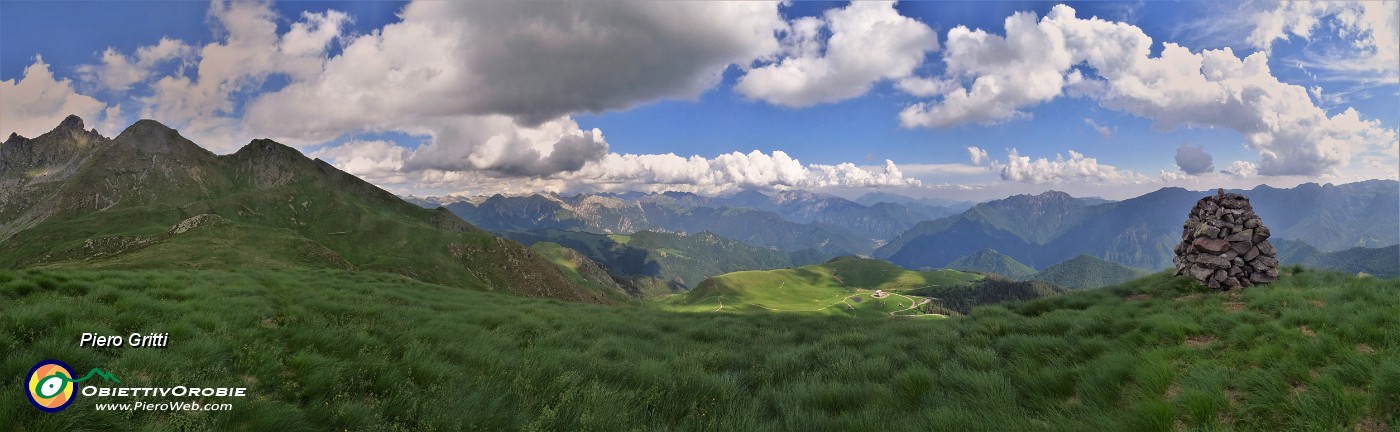 63 Vista panoramica dal Monte Avaro (2080 m).jpg